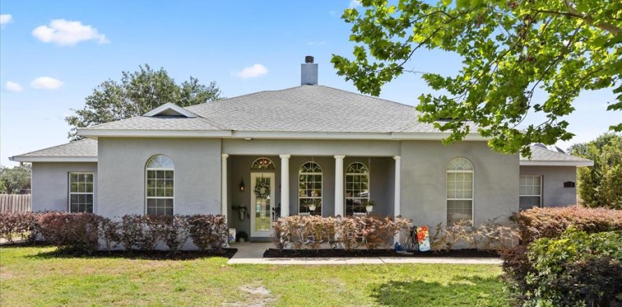 House in Tavares, Florida 3 bedrooms, 216.28 sq.m. № 1681193