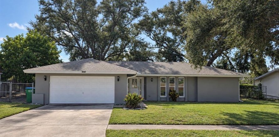 House in Seminole, Florida 3 bedrooms, 146.04 sq.m. № 2399566