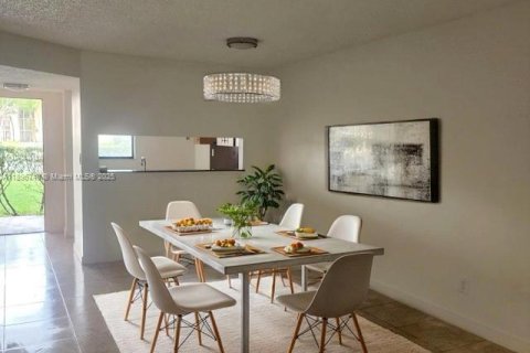 Copropriété à vendre à Miramar, Floride: 2 chambres, 76.18 m2 № 1948379 - photo 1