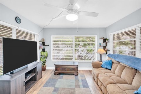 House in Palm Harbor, Florida 5 bedrooms, 185.25 sq.m. № 1918089 - photo 6
