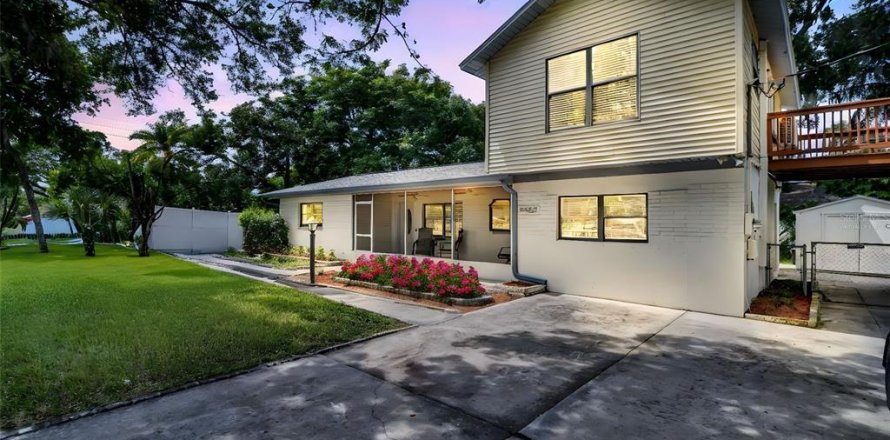 House in Palm Harbor, Florida 5 bedrooms, 185.25 sq.m. № 1918089