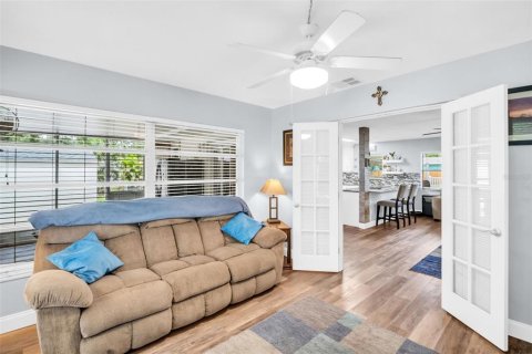 House in Palm Harbor, Florida 5 bedrooms, 185.25 sq.m. № 1918089 - photo 7
