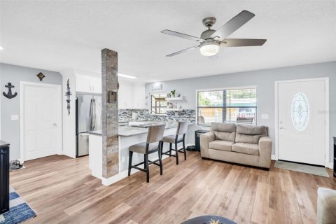 House in Palm Harbor, Florida 5 bedrooms, 185.25 sq.m. № 1918089 - photo 8