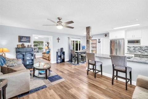 House in Palm Harbor, Florida 5 bedrooms, 185.25 sq.m. № 1918089 - photo 2