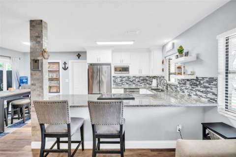 House in Palm Harbor, Florida 5 bedrooms, 185.25 sq.m. № 1918089 - photo 9