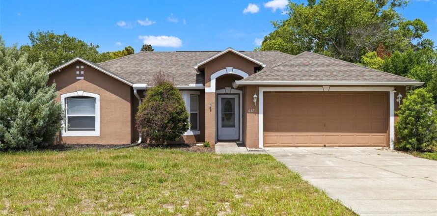 Villa ou maison à Spring Hill, Floride 4 chambres, 160.54 m2 № 2423752