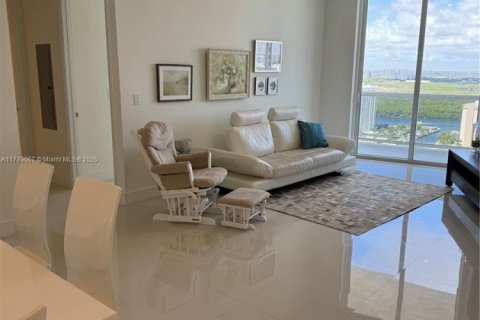 Condo in Sunny Isles Beach, Florida, 2 bedrooms  № 1470236 - photo 1