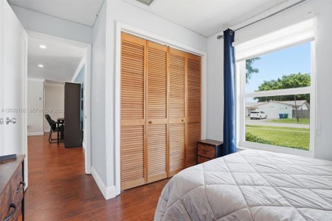 House in Miami, Florida 4 bedrooms, 156.45 sq.m. № 2086958 - photo 14