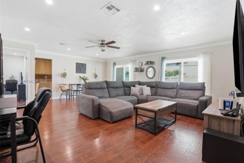 House in Miami, Florida 4 bedrooms, 156.45 sq.m. № 2086958 - photo 5
