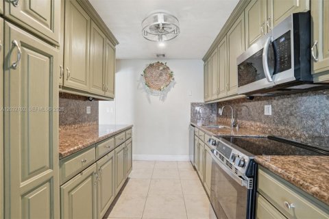 House in Miami, Florida 4 bedrooms, 156.45 sq.m. № 2086958 - photo 10
