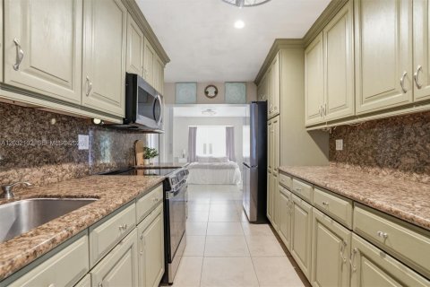 House in Miami, Florida 4 bedrooms, 156.45 sq.m. № 2086958 - photo 9