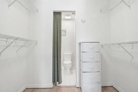 House in Miami, Florida 4 bedrooms, 156.45 sq.m. № 2086958 - photo 21