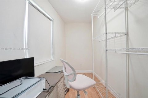 House in Miami, Florida 4 bedrooms, 156.45 sq.m. № 2086958 - photo 20