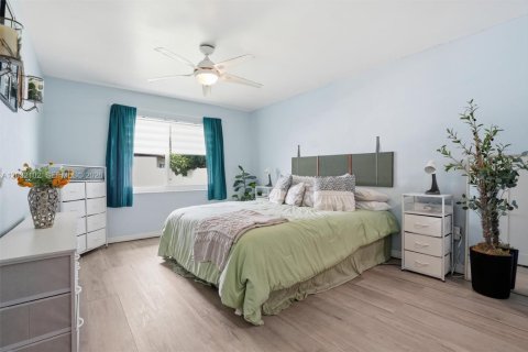 House in Miami, Florida 4 bedrooms, 156.45 sq.m. № 2086958 - photo 18