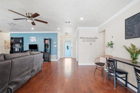 House in Miami, Florida 4 bedrooms, 156.45 sq.m. № 2086958 - photo 11