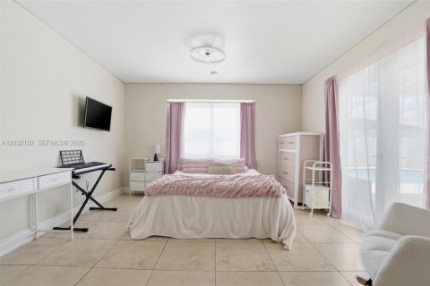 House in Miami, Florida 4 bedrooms, 156.45 sq.m. № 2086958 - photo 12