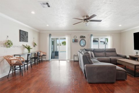 House in Miami, Florida 4 bedrooms, 156.45 sq.m. № 2086958 - photo 4