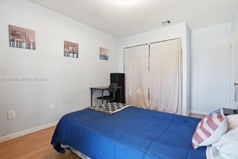 House in Miami, Florida 4 bedrooms, 156.45 sq.m. № 2086958 - photo 17