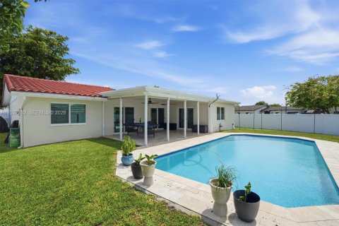 House in Miami, Florida 4 bedrooms, 156.45 sq.m. № 2086958 - photo 3