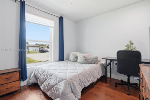House in Miami, Florida 4 bedrooms, 156.45 sq.m. № 2086958 - photo 13