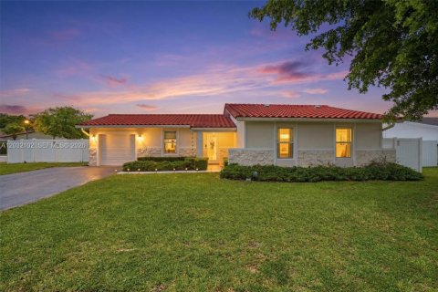 House in Miami, Florida 4 bedrooms, 156.45 sq.m. № 2086958