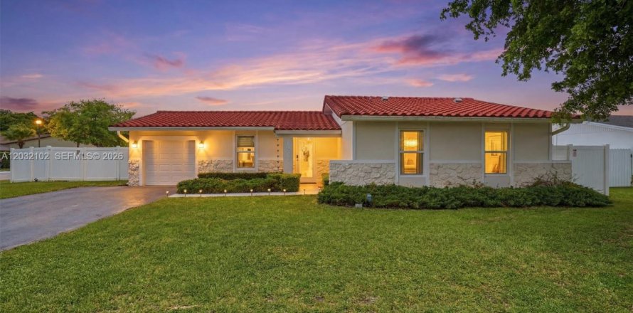 House in Miami, Florida 4 bedrooms, 156.45 sq.m. № 2086958