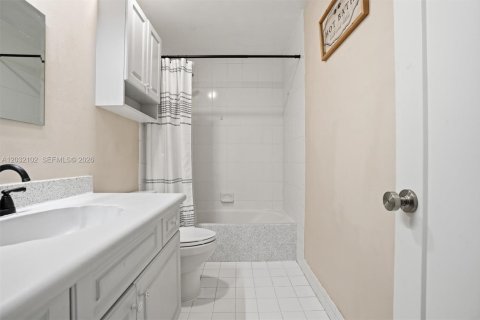 House in Miami, Florida 4 bedrooms, 156.45 sq.m. № 2086958 - photo 23