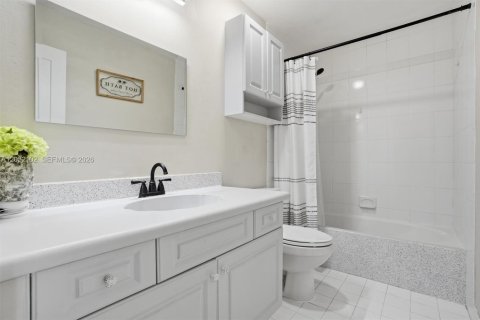 House in Miami, Florida 4 bedrooms, 156.45 sq.m. № 2086958 - photo 22
