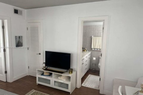 Снять в аренду квартиру в Помпано-Бич, Флорида 1 спальня, 50.17м2, № 1954228 - фото 7