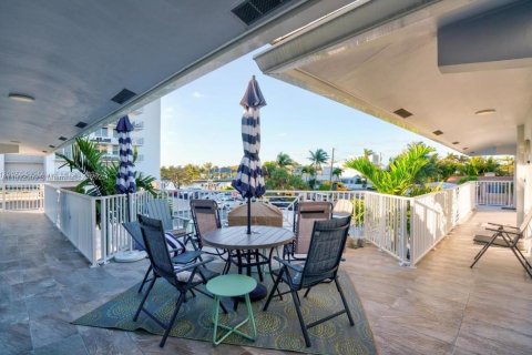 Снять в аренду квартиру в Помпано-Бич, Флорида 1 спальня, 50.17м2, № 1954228 - фото 11