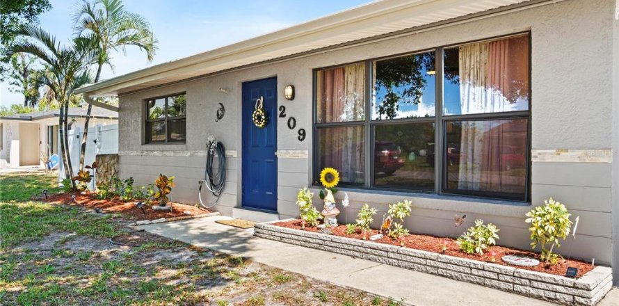 House in Port Charlotte, Florida 2 bedrooms, 85.28 sq.m. № 1542548