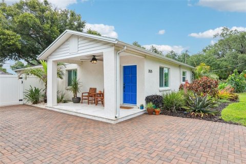 House in Tampa, Florida 4 bedrooms, 139.35 sq.m. № 2235504