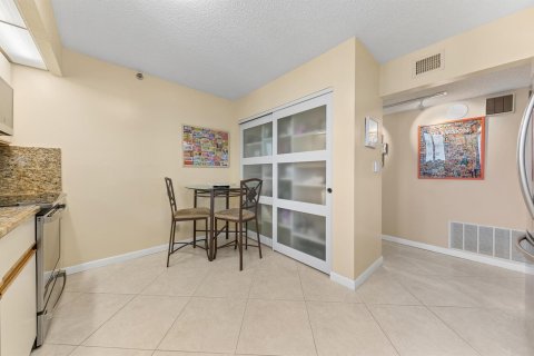 Condo in Highland Beach, Florida, 2 bedrooms  № 2380146 - photo 10
