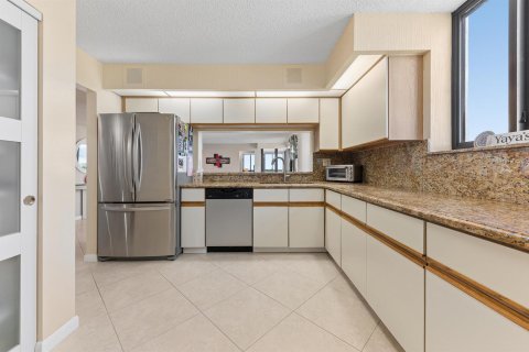 Condo in Highland Beach, Florida, 2 bedrooms  № 2380146 - photo 8