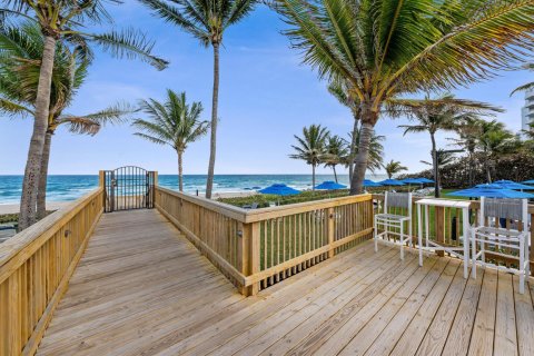 Condo in Highland Beach, Florida, 2 bedrooms  № 2380146 - photo 25