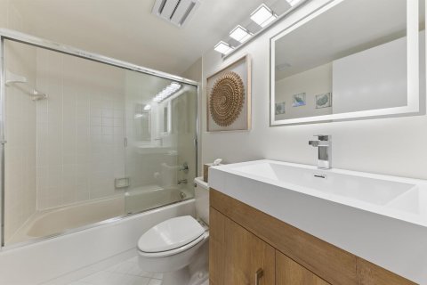 Condo in Highland Beach, Florida, 2 bedrooms  № 2380146 - photo 19