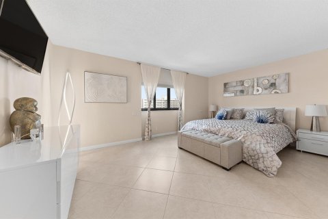 Condo in Highland Beach, Florida, 2 bedrooms  № 2380146 - photo 18