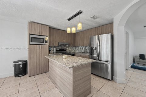 Дом в Майами, Флорида 4 спальни, 166.3м2 № 2048721