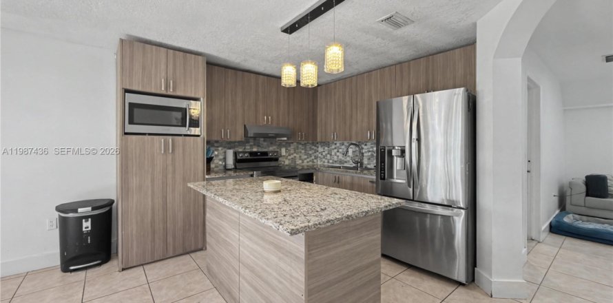 Дом в Майами, Флорида 4 спальни, 166.3м2 № 2048721