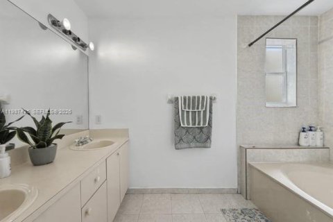 Купить виллу или дом в Майами, Флорида 4 спальни, 166.3м2, № 2048721 - фото 17