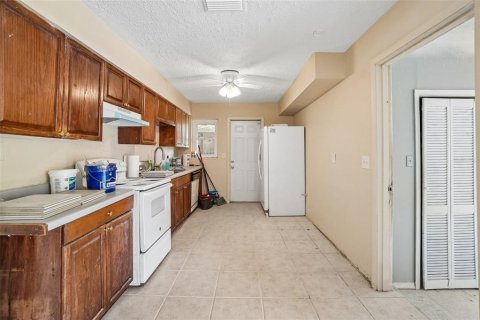 House in Spring Hill, Florida 5 bedrooms, 170.57 sq.m. № 2197165 - photo 5