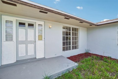House in Spring Hill, Florida 5 bedrooms, 170.57 sq.m. № 2197165 - photo 12