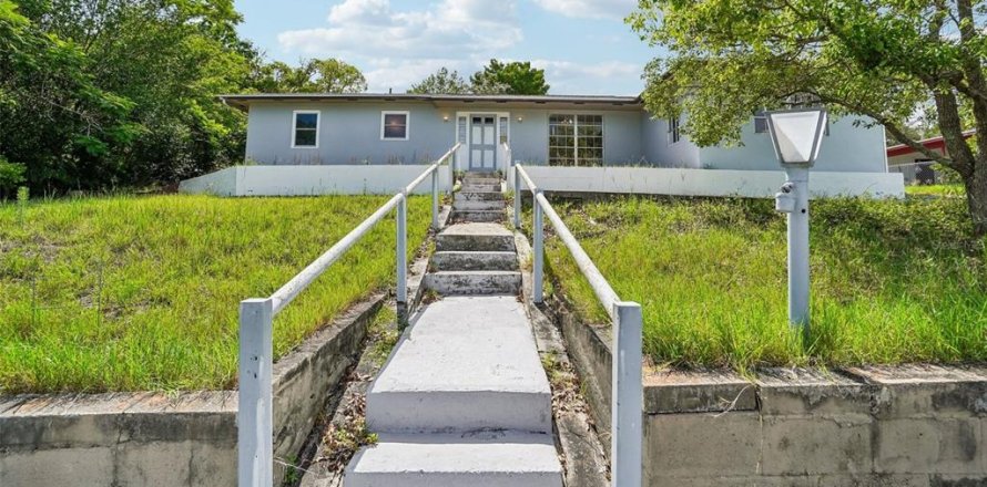 House in Spring Hill, Florida 5 bedrooms, 170.57 sq.m. № 2197165