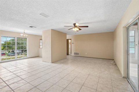 House in Spring Hill, Florida 5 bedrooms, 170.57 sq.m. № 2197165 - photo 3