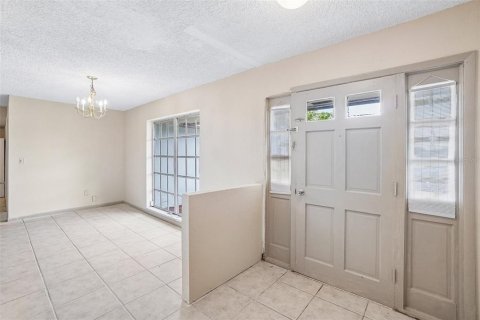House in Spring Hill, Florida 5 bedrooms, 170.57 sq.m. № 2197165 - photo 2
