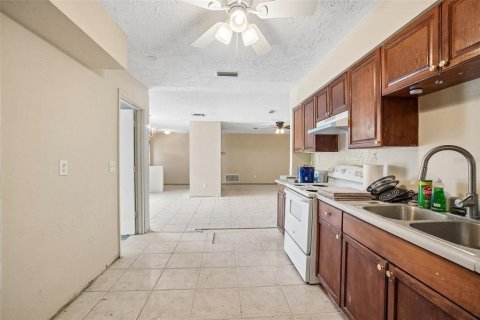 House in Spring Hill, Florida 5 bedrooms, 170.57 sq.m. № 2197165 - photo 4
