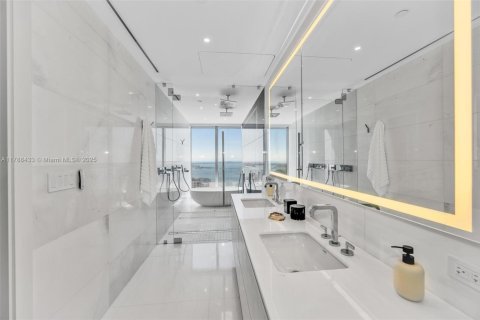 Condominio en alquiler en Miami, Florida, 3 dormitorios, 285.95 m2 № 1863180 - foto 16