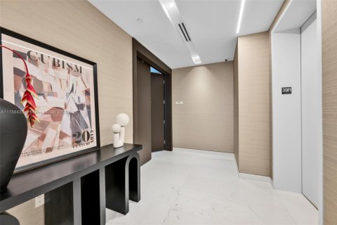 Condominio en alquiler en Miami, Florida, 3 dormitorios, 285.95 m2 № 1863180 - foto 28