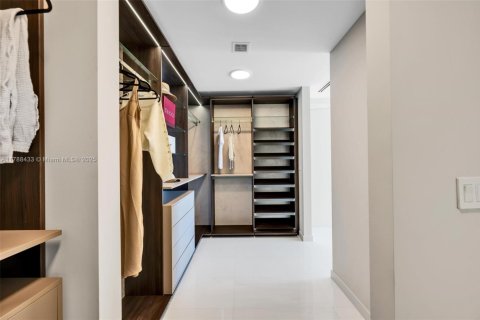 Condominio en alquiler en Miami, Florida, 3 dormitorios, 285.95 m2 № 1863180 - foto 15
