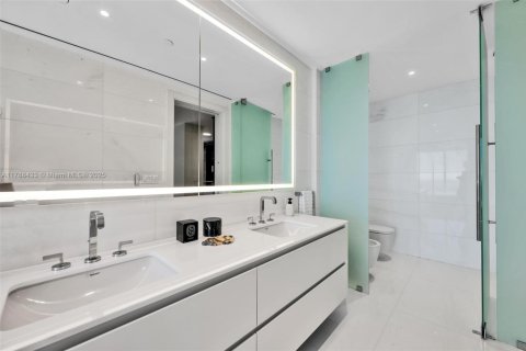 Condominio en alquiler en Miami, Florida, 3 dormitorios, 285.95 m2 № 1863180 - foto 18